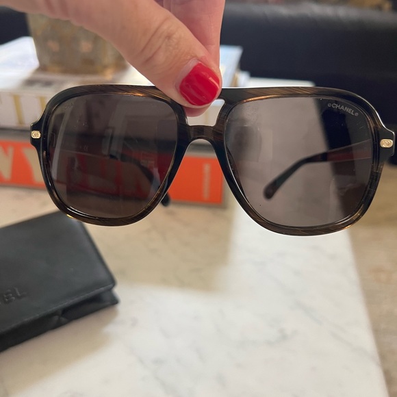 Chanel OCH5436Q 1667/33
Brown Striped Sunglasses - Picture 1 of 9